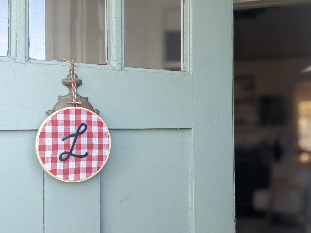 Embroidery hoop door hanger. Create this easy and beautiful Christmas door hanger. #christmasdecor #christmasdiy.